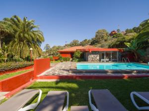 Bazén v ubytování El Jardin de Santa Brígida with private pool, sauna & jacuzzi nebo v jeho okolí