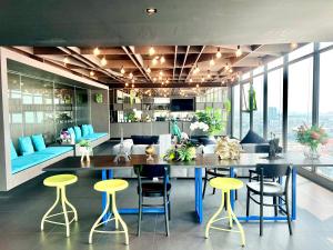 una cucina con tavolo e sgabelli in una stanza di Sea view Pattaya beach @The Base Central Pattaya a Centro di Pattaya