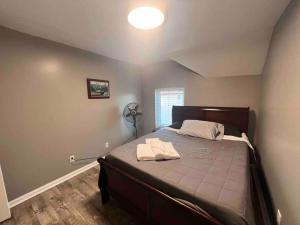 1 dormitorio con 1 cama grande en una habitación en Charming Victorian Vacation Rental - Walking Distance BART, en Oakland