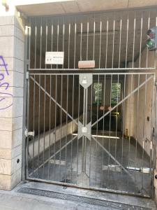 een poort voor een gebouw met graffiti bij K13 fsz in Boedapest