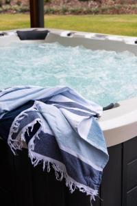 a towel sitting on top of a hot tub at Lazy Frog Lodge Mudgee country luxury in Mudgee