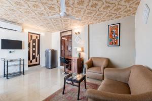uma sala de estar com um sofá e uma mesa em Mystique abode em Nova Deli