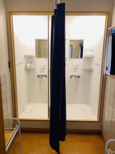 - une salle de bains avec 2 douches en verre dans l'établissement 山茶小屋, 