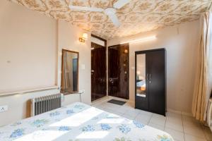 um quarto com uma cama e um teto em Mystique abode em Nova Deli