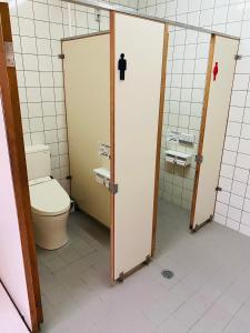 baño con aseo y cabina con puerta en 山茶小屋 