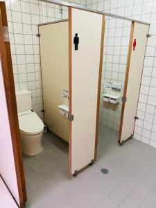 Ōdoにある山茶小屋 Yamachagoyaのバスルーム(トイレ付)、屋台(ドア付)