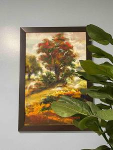 una pintura de un árbol en Victorian Oasis: Charm & Convenience Near Lake Merritt en Oakland