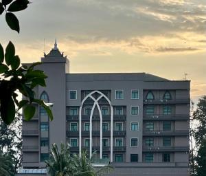 ein großes Gebäude mit einem Turm darüber in der Unterkunft Puteri Bay Hotel in Malakka