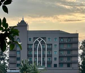 un gran edificio con una torre encima en Puteri Bay Hotel, en Melaka