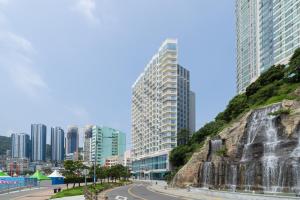 uitzicht op een stad met hoge gebouwen bij Urbanstay Busan songdo Beach in Busan