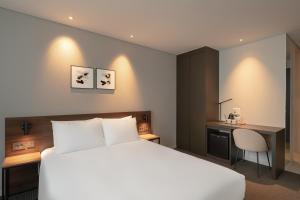 Ένα ή περισσότερα κρεβάτια σε δωμάτιο στο Urbanstay Busan songdo Beach