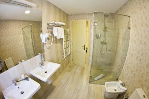 a bathroom with two sinks and a shower and a toilet at Sarea-n Bucate (Crama la Salina) in Turda +45 photos