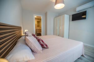 A bed or beds in a room at CENTRO Y PLAYA RINCON DE LA VICTORIA