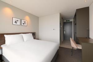 Ένα ή περισσότερα κρεβάτια σε δωμάτιο στο Urbanstay Busan songdo Beach