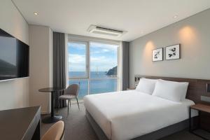 Ένα ή περισσότερα κρεβάτια σε δωμάτιο στο Urbanstay Busan songdo Beach