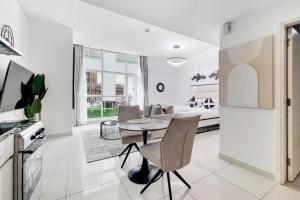 a kitchen and living room with a table and chairs at Primestay - Park Central Studio - Business Bay in Dubai