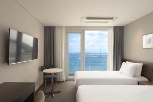 Ένα ή περισσότερα κρεβάτια σε δωμάτιο στο Urbanstay Busan songdo Beach