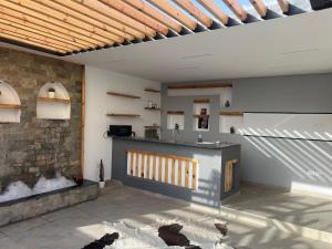 洪加達的住宿－Sallam Lux Property，厨房设有柜台和砖墙