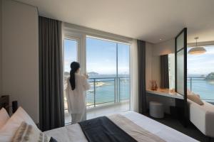 Ένα ή περισσότερα κρεβάτια σε δωμάτιο στο Urbanstay Busan songdo Beach
