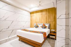 Postel nebo postele na pokoji v ubytování FabHotel Shubham Inn - Nr Jain Mandir, Bhandup West