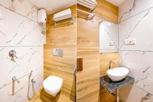een badkamer met een toilet en een wastafel bij FabHotel Shubham Inn in Mumbai