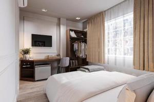 um quarto com uma cama, uma secretária e uma janela em Cabana Hotel - 47A Nguyen Trai, Q1 - by Bay Luxury em Ho Chi Minh