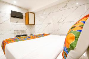 TV a/nebo společenská místnost v ubytování FabHotel Shubham Inn - Nr Jain Mandir, Bhandup West