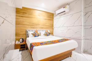 Postel nebo postele na pokoji v ubytování FabHotel Shubham Inn - Nr Jain Mandir, Bhandup West + 20 fotografií