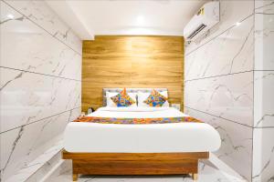 Postel nebo postele na pokoji v ubytování FabHotel Shubham Inn - Nr Jain Mandir, Bhandup West