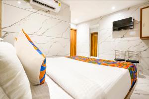 TV a/nebo společenská místnost v ubytování FabHotel Shubham Inn - Nr Jain Mandir, Bhandup West