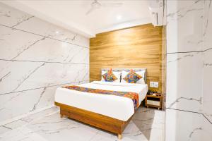 Postel nebo postele na pokoji v ubytování FabHotel Shubham Inn - Nr Jain Mandir, Bhandup West