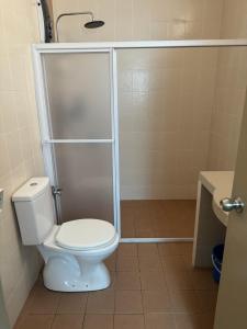 W łazience znajduje się toaleta i przeszklony prysznic. w obiekcie Rumah Singgah Taman Belia Antarabangsa w mieście Ayer Keroh