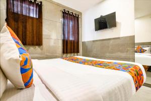 Postel nebo postele na pokoji v ubytování FabHotel Shubham Inn - Nr Jain Mandir, Bhandup West