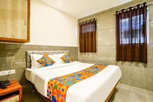 Postel nebo postele na pokoji v ubytování FabHotel Shubham Inn - Nr Jain Mandir, Bhandup West