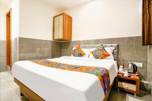 Postel nebo postele na pokoji v ubytování FabHotel Shubham Inn - Nr Jain Mandir, Bhandup West