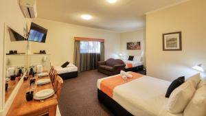 Pokój hotelowy z łóżkiem i biurkiem w obiekcie Best Western Caboolture Gateway Motel w mieście Caboolture