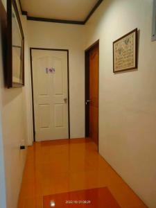 pasillo con puerta blanca y suelo de madera en Belfort House B&B, en Valencia