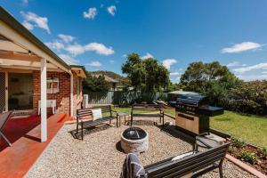 podwórko z grillem, ławkami i sprzętem do grillowania w obiekcie Macquarie Manor - Experience Grand Country Living w mieście Mudgee