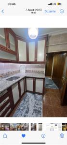 een foto van een badkamer met een aanrecht bij Mémorial (Bahçelievler) Hastanesi Karşısında in Istanbul