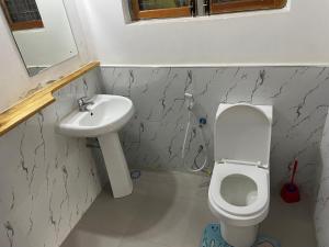 La salle de bains est pourvue de toilettes et d'un lavabo. dans l'établissement Rockville Abode, à Iringa