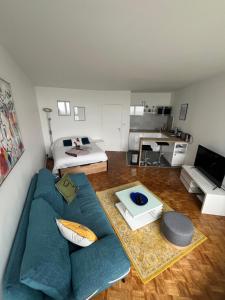 a living room with a couch and a bed at Vivez La vue mer - Studio - Port de plaisance - Plage in Le Havre
