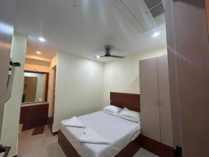 Postel nebo postele na pokoji v ubytování Hotel O U.G. Grand + 13 fotografií