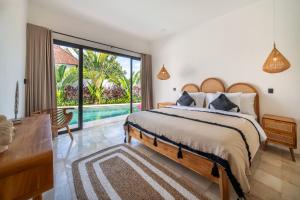 Ένα ή περισσότερα κρεβάτια σε δωμάτιο στο Villa Julia Canggu +28 φωτογραφίες
