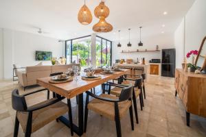 Η κουζίνα ή μικρή κουζίνα στο Villa Julia Canggu