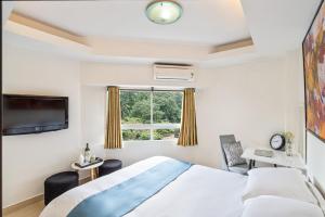 um quarto com uma cama e uma janela em Cabana Hotel - 5 Truong Dinh, Q1 - by Bay Luxury em Ho Chi Minh