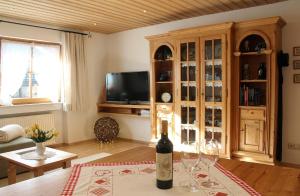 Regina في غارميش - بارتنكيرشين: غرفة معيشة مع طاولة مع كؤوس للنبيذ