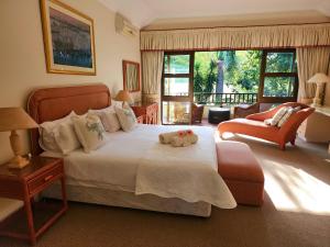 - une chambre avec un lit avec un animal rembourré dans l'établissement Villa A13 - Selborne Golf Estate, à Pennington