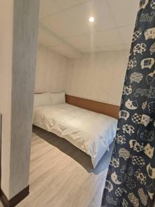 Kama o mga kama sa kuwarto sa 新獅城商務旅館New Lion City Hotel