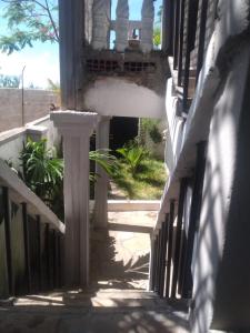 un callejón con un edificio con una columna y plantas en Mtwapa Empire holiday Apartments, en Mtwapa