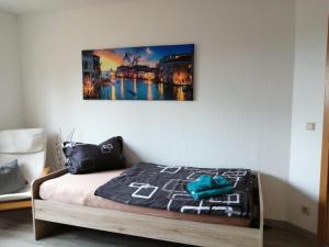 1 cama en una habitación con un cuadro en la pared en Dorfidyll im Grünen, en Mittelherwigsdorf